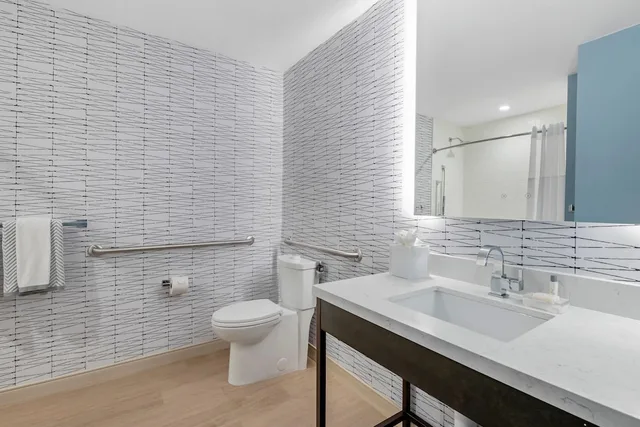 غرفة قياسية بسرير كينج لذوي الإعاقة، Cambria Hotel Austin Downtown 9/10