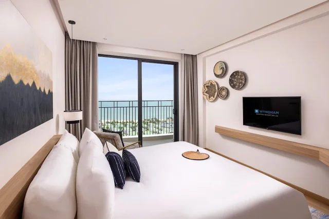غرفة سوبيريور بسرير كينج بإطلالة على البحر، Wyndham Royal Beachfront Resort & Spa Hoi An Danang 2/10