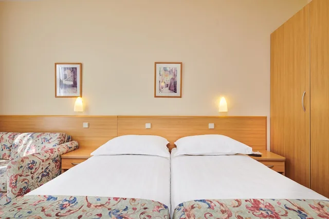 Superior, Twin Beds, Sofa, Balcony, Park Side، Hotel Aurora Plava Laguna 4/10