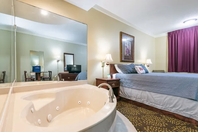 غرفة بسرير كينج بحوض جاكوزي، Plantation Oaks Suites & Inn Millington 5/6