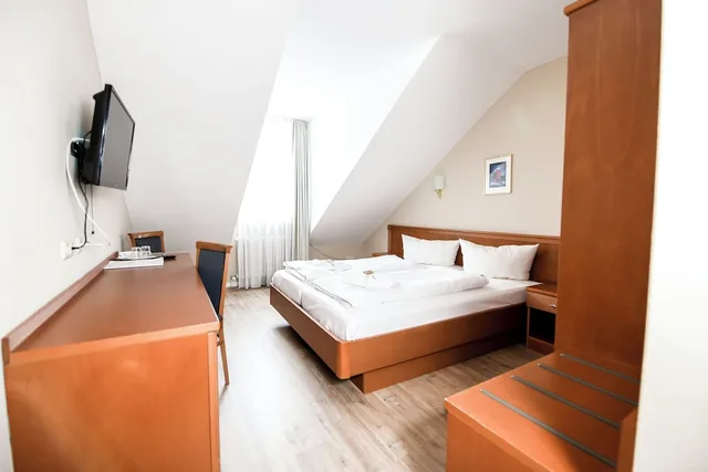 غرفة قياسية بسرير كوين، Hotel Blutenburg 5/10