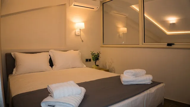 غرفة ديلوكس بسريرين كوين بإطلالة على البحر مع أريكة، Costa Domus Blue Luxury Apartments 2/7