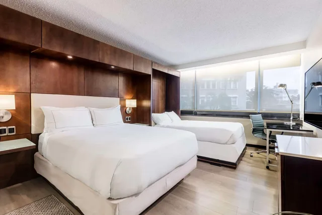 Room, Queen Bed, with Extra Double Bed, Garden View، Doubletree By Hilton Hotel San Juan 1/3