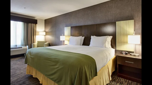 غرفة بسرير كينج، Holiday Inn Express Hotel & Suites North Fremont 1/2