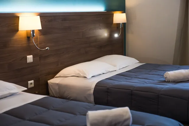غرفة كومفورت ثلاثية بسرير مزدوج وسرير فردي، Hotel Les Pieux 8/10