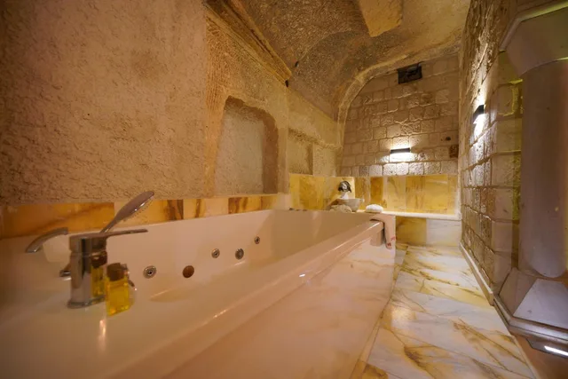 جناح بسرير كوين، Shoestring Cave House 3/3