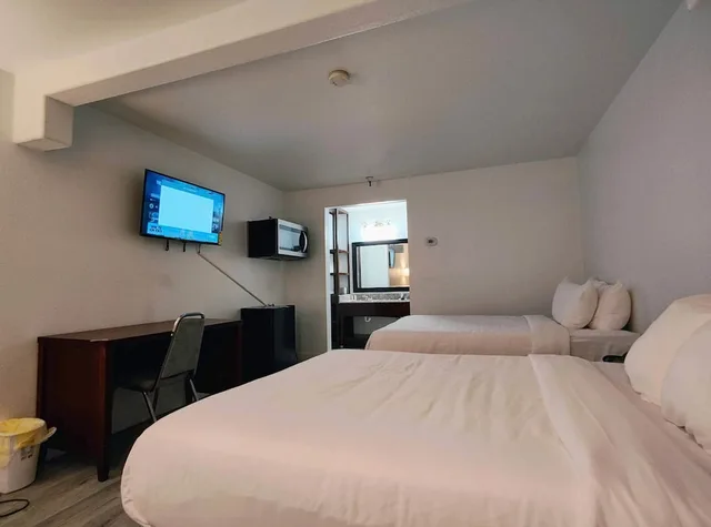 Standard, 2 Queen Beds, Rancho Cordova Inn 1/4