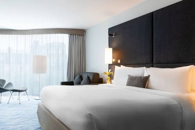 غرفة بسرير كينج بإطلالة على المدينة، Renaissance Paris Arc de Triomphe Hotel 1/10
