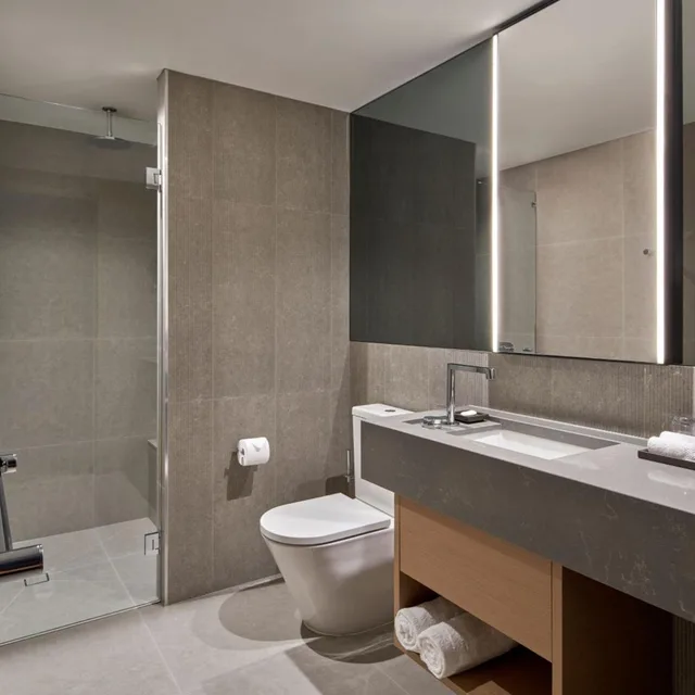 Courtyard, Guest Room, Premium, King Bed, Terrace، Courtyard by Marriott Melbourne Flagstaff Gardens 3/3
