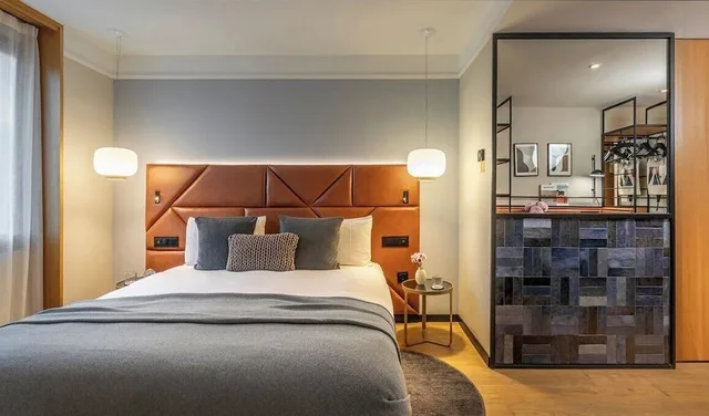 Essential, Queen Bed، Kimpton Vividora Barcelona 3/9