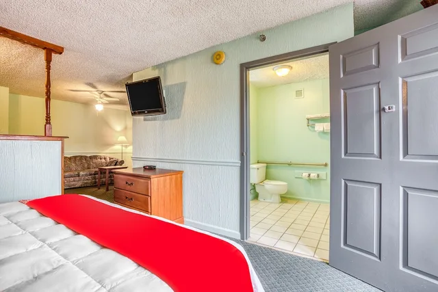 جناح بسرير كينج بجاكوزي، OYO Townhouse Tulsa Woodland Hills 5/7