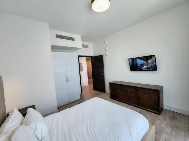 شقة سكنية ديلوكس بسرير كينج بإطلالة على المدينة بغرفة نوم واحدة مع أريكة، CH Luxury Condos & Studios On The Beach 1/4