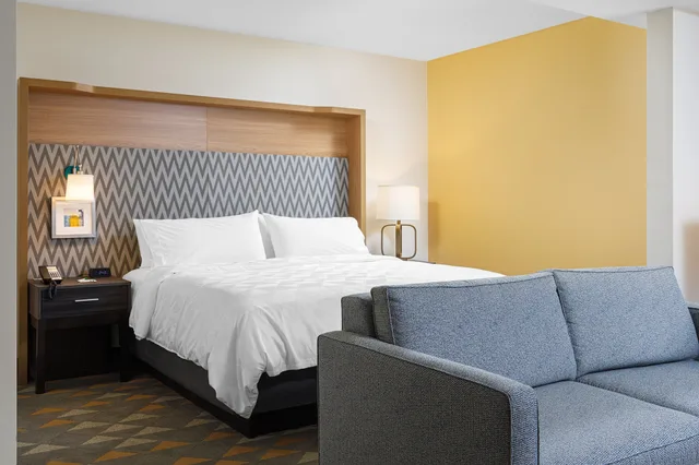 غرفة قياسية بسرير كينج مع أريكة، Holiday Inn Cleveland 2/5