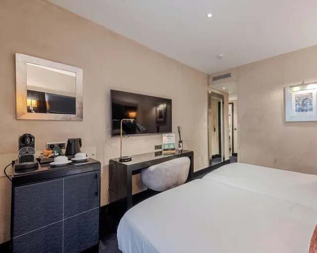 غرفة سوبيريور بسرير كوين، Hotiday Room Collection - Paris Arc de Triomphe 8/10