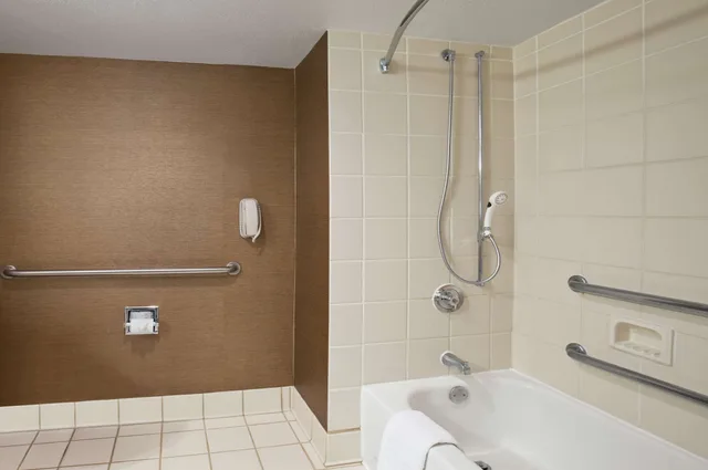 غرفة بسرير كينج مع أريكة لذوي الإعاقة، Embassy Suites By Hilton Austin Arboretum 3/3