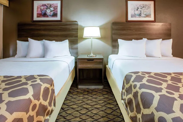 غرفة بسريرين كوين بحوض استحمام لذوي الإعاقة، Baymont by Wyndham Northwood 2/6