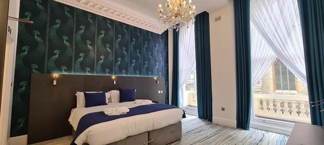 Suite, Commodore Hotel London 6/10