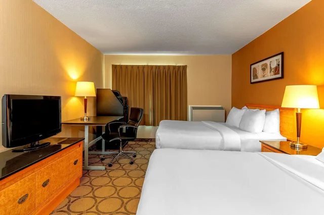 غرفة قياسية بسريرين كوين في طابق مرتفع، Comfort Inn Sault Ste Marie ON 5/8