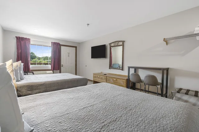 Lodge, 2 Queen Beds, Kitchenette، White Wing Lodge 3/4