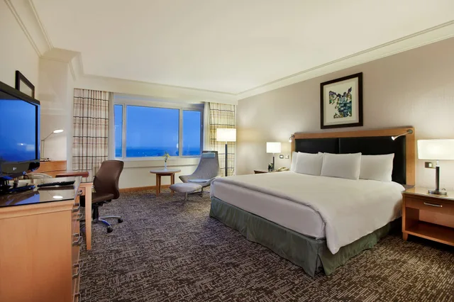 غرفة تنفيذية بسرير كينج بإطلالة على النهر مع دخول صالة النادي، Adana HiltonSA 4/7
