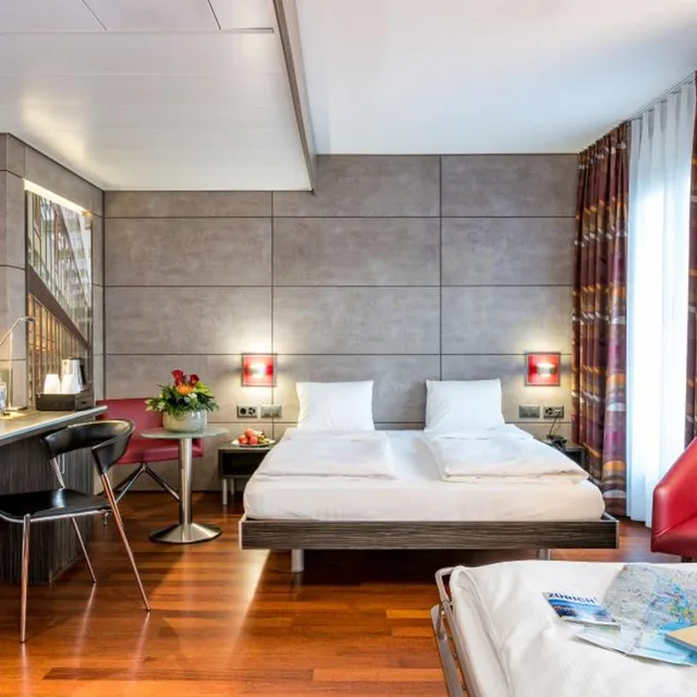 Room, Triple, Street Side View، Sternen Oerlikon Hotel 1/8