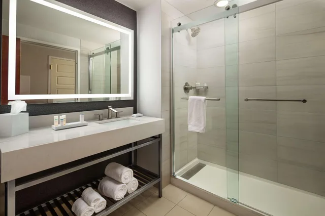 غرفة تنفيذية بسرير مزدوج لذوي الإعاقة، Hilton Charlotte Airport 2/2