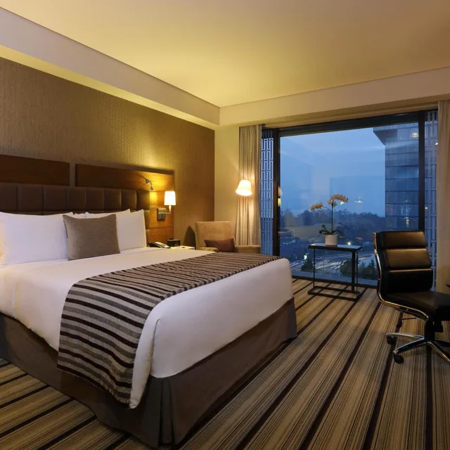 Guest Room, King Bed, City View, Executive Level، JW Marriott Hotel Mexico City Santa Fe 2/10