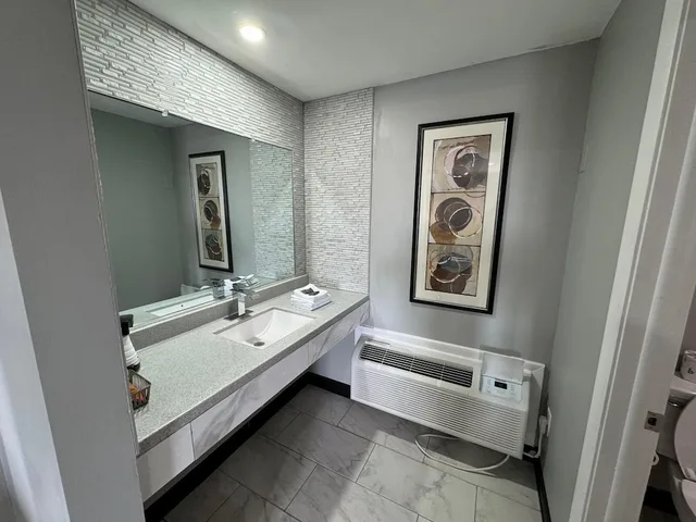 Room, King Bed, Smoking, Super 8 by Wyndham Hazleton 3/3
