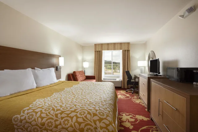 غرفة بسرير كينج، Days Inn & Suites by Wyndham Caldwell 1/5