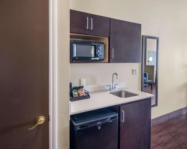 جناح بسرير كينج بحوض جاكوزي لذوي الإعاقة، Comfort Suites Odessa near University 5/5