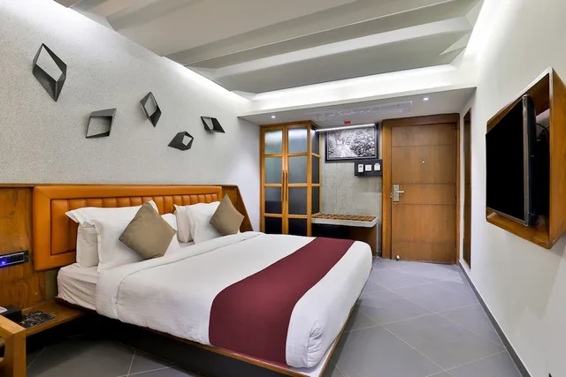غرفة بريميير بسرير كينج، Keys Select by Lemon Tree Hotels 1/9