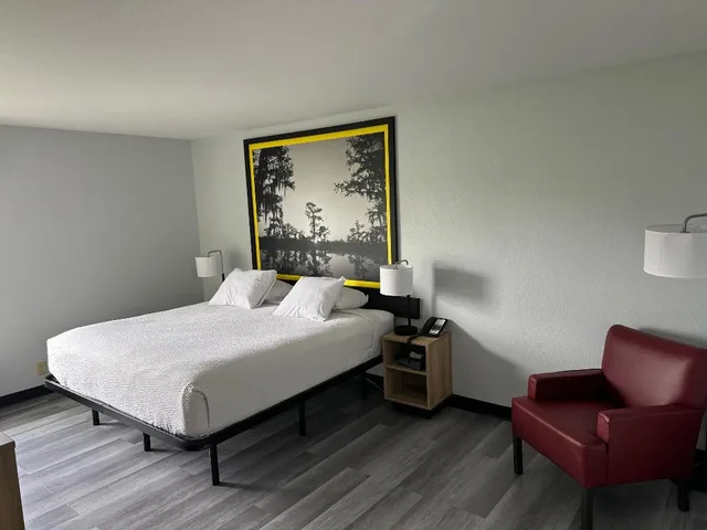 Room, King Bed, Accessible, Super 8 by Wyndham Alexandria LA 2/3