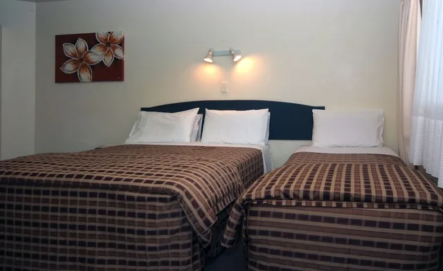 Spa, Family, Suite, Queen and Twin Beds, Ground Floor، Baycourt Lakefront Motel 1/9