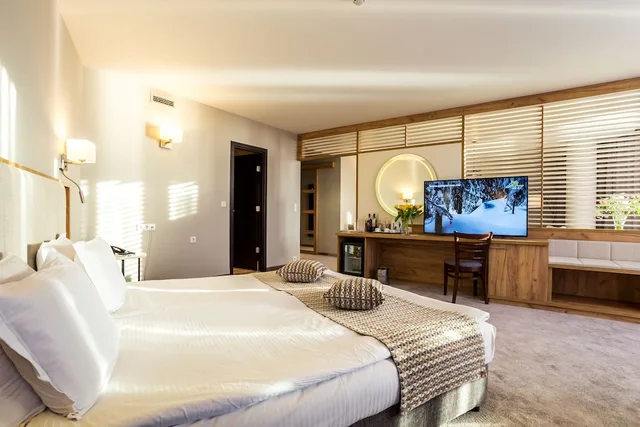 شقة بسرير كينج بإطلالة على الجبل بشرفة بغرفة نوم واحدة مع أريكة، Hotel Orlovetz 2/4