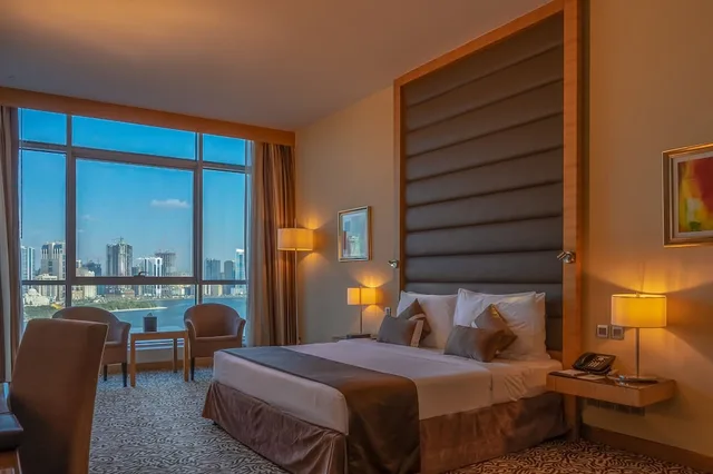 Room, King Bed, Lagoon View، Copthorne Hotel Sharjah 4/7