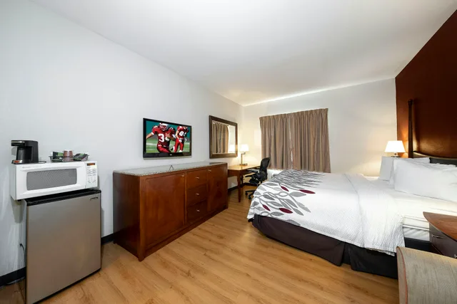 غرفة سوبيريور بسرير كينج للمدخنين، Red Roof Inn & Suites Biloxi 1/10