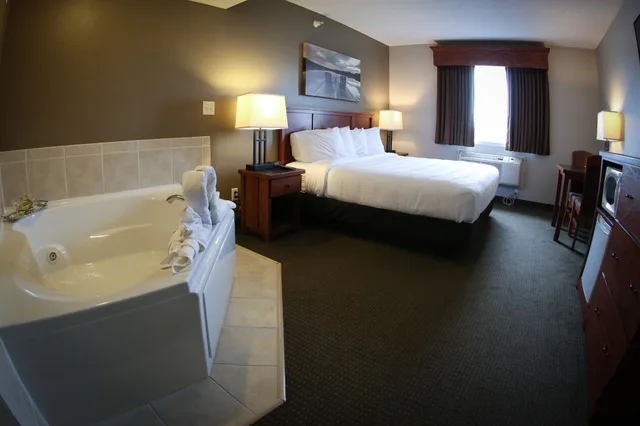غرفة بسرير كينج بجاكوزي، Grandstay Hotel And Suites Perham 2/3