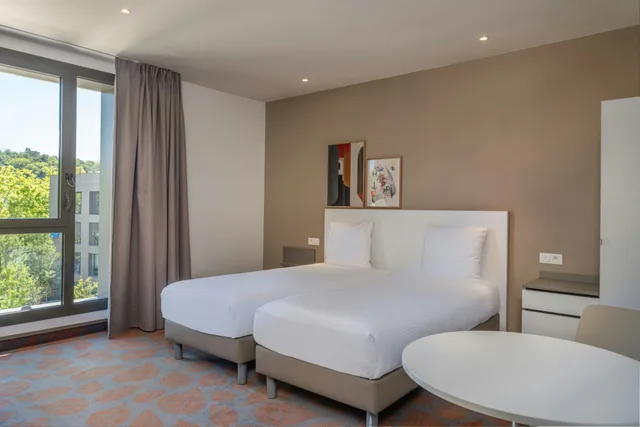 غرفة بسريرين منفصلين مع أريكة، Spark by Hilton Lyon Park Saone 1/2