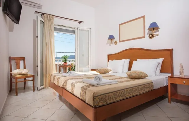 غرفة بسرير مزدوج بإطلالة جزئية على البحر، Hotel Meltemi 1/2