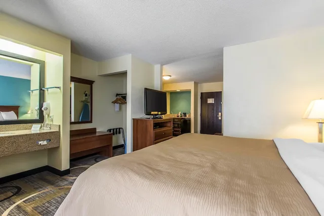 جناح مفردة بسرير كينج مع أريكة، Baymont by Wyndham Memphis I-40 2/2