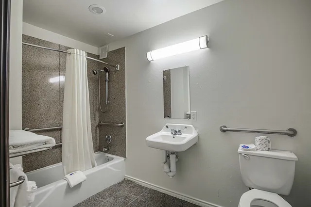 غرفة قياسية بسرير كينج لذوي الإعاقة، Motel6 Pasadena, TX 8/8