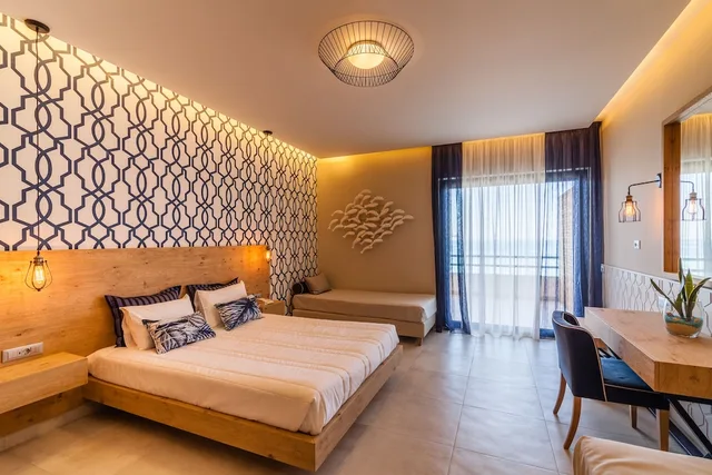 غرفة سوبيريور عائلية بسرير كينج وسريرين منفصلين، Sirens Beach Hotel 1/2