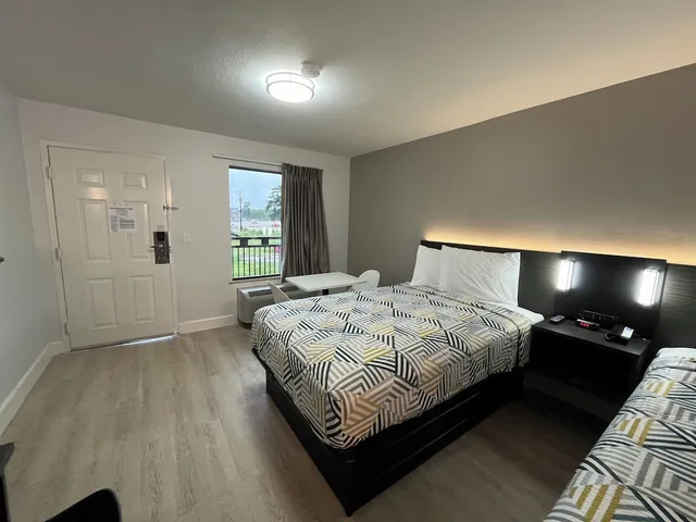 غرفة بسريرين مزدوجين بمطبخ للمدخنين، Studio6 Conroe, TX 1/5