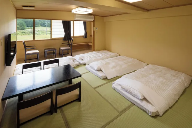 غرفة عائلية بسريرين منفصلين وسرير نصف مزدوج وفرشتي فوتون للمدخنين، Tazawako Lake Resort and Onsen 1/1