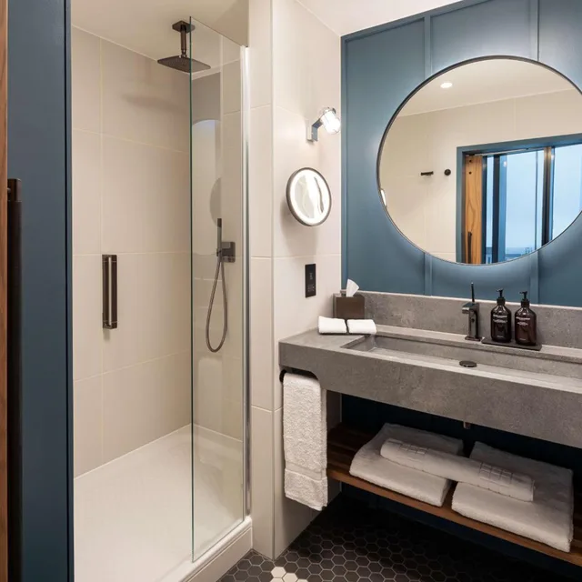 غرفة ديلوكس بسرير فردي، The Gantry London, Curio Collection by Hilton 6/8