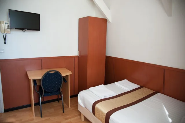 غرفة أساسية بسريرين منفصلين بحمام مشترك، Continental Hotel 1/7
