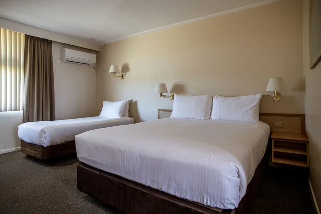 غرفة ثلاثية بسرير كوين وسرير فردي، Hospitality Inn Geraldton SureStay Collection by Best Western 5/9