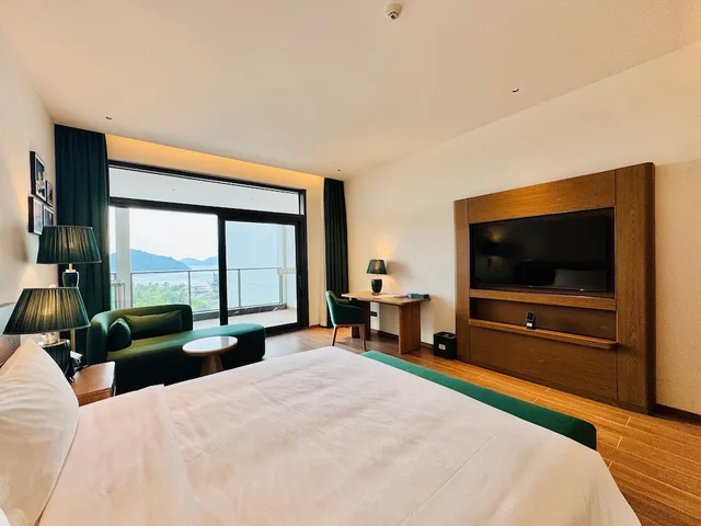 غرفة قياسية بسرير كينج بإطلالة على البحر بشرفة، Holiday Inn Resort Wanning Shenzhou Peninsula by IHG 3/5