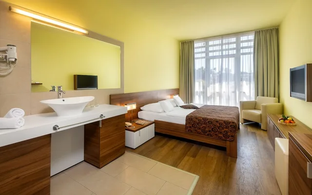 غرفة ثلاثية بسرير مزدوج مع أريكة، Hunguest Hotel Sun Resort 5/6