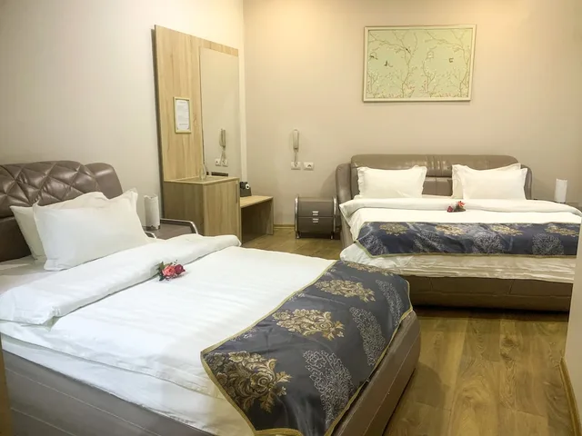 غرفة ديلوكس رباعية بإطلالة على المدينة بغرفة نوم واحدة، Park Hotel Tirana 1/5